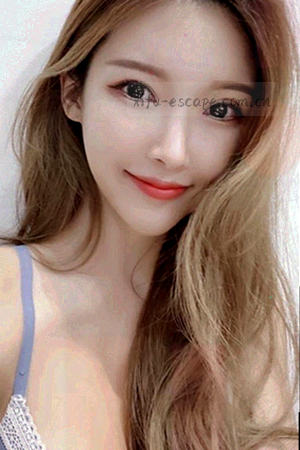 《周末婆家》竖版海报，周末餐桌与窗外阳光